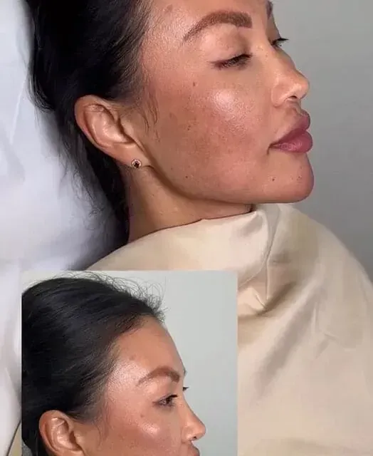 Una mujer está acostada en una cama con los ojos cerrados.