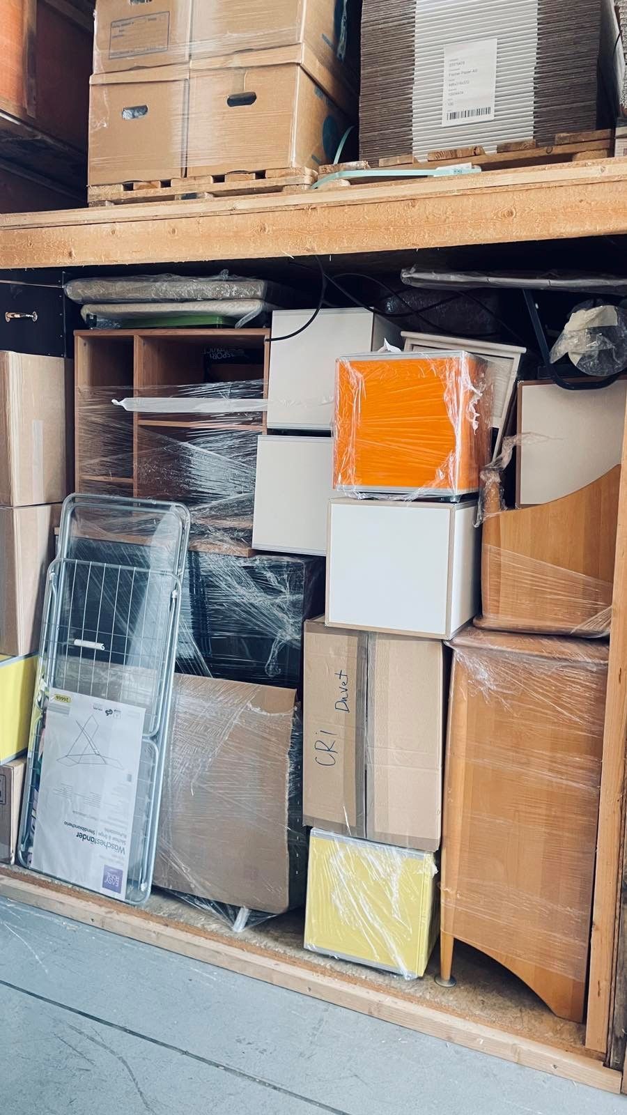 Une chaise blanche est enveloppée dans une pellicule plastique dans un salon.