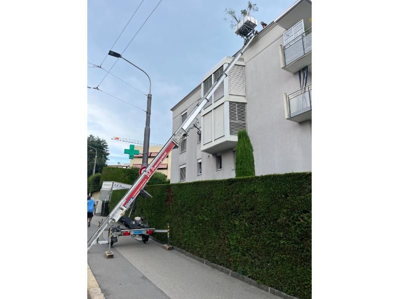 Un bâtiment avec une échelle attachée sur le côté.