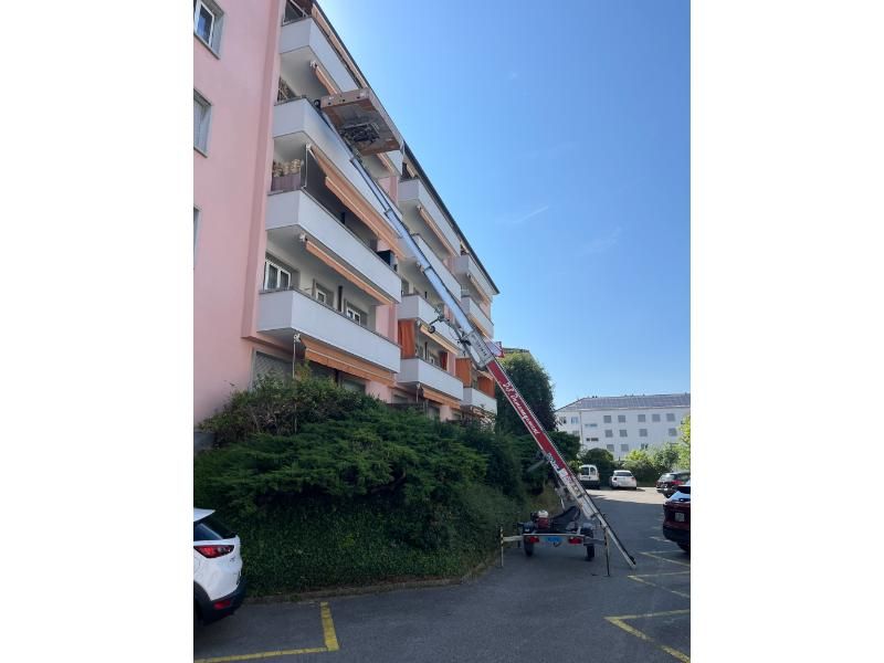 Un grand bâtiment avec une échelle sur le côté.