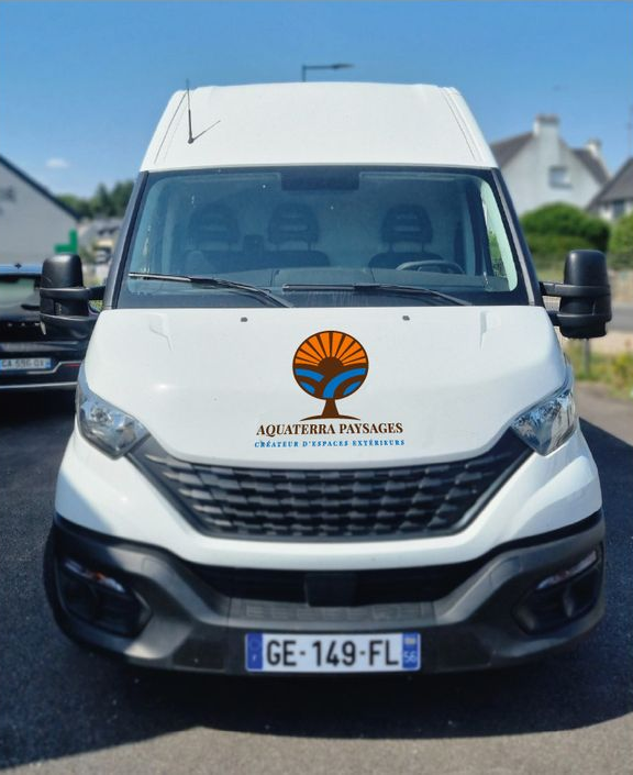 Avant d’une camionnette Aquaterra Paysages avec logo