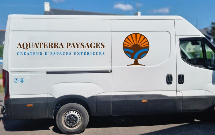 Camionnette blanche aux couleurs de l’entreprise Aquaterra Paysages