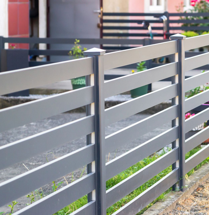 Détail d’un portail en métal noir avec motif ajouré