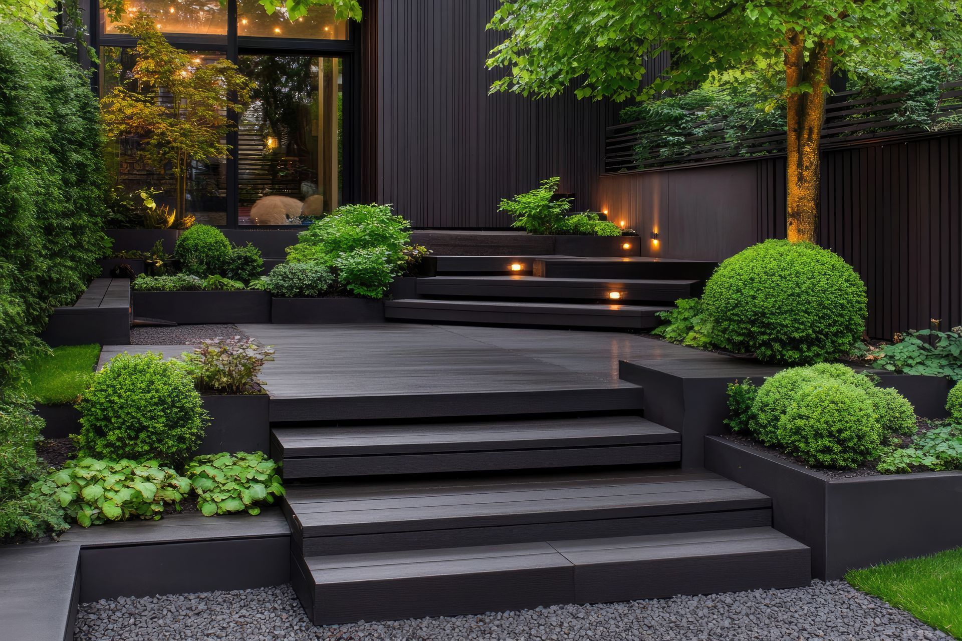 Terrasse en bois avec chaises et table de jardin
