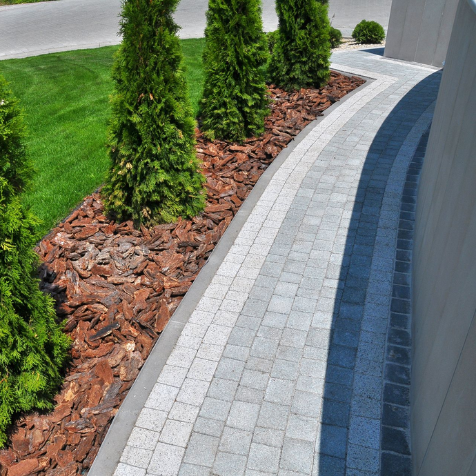 Allée de jardin avec bordure en béton et graviers décoratifs