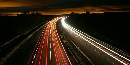 Lichtspuren auf einer Autobahn nachts