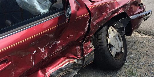 Auto nach Unfall beschädigt