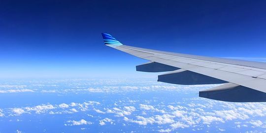 Flugzeugflügel währed des Flugs