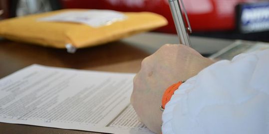 Unterschrift auf einem Vertrag