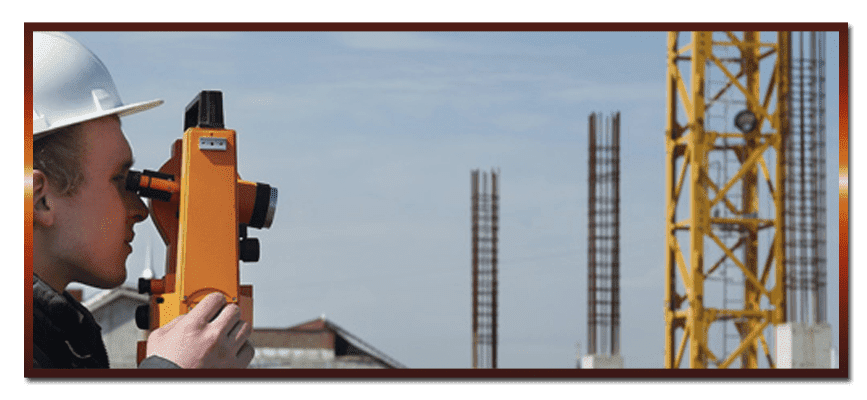 Un hombre está mirando a través de un telescopio un sitio de construcción.