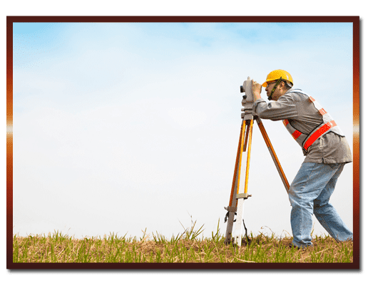 Un hombre está de pie en un campo mirando a través de un telescopio.