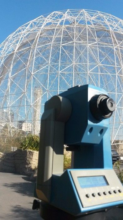 Un microscopio azul está situado delante de una cúpula.
