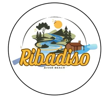 Un logotipo para la playa fluvial de Ribadiso con un río y una cabaña.