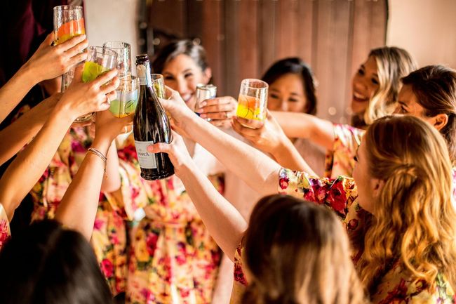Un grupo de mujeres brinda con champán y bebidas.