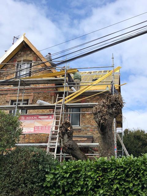 Travaux sur maison avec échafaudage