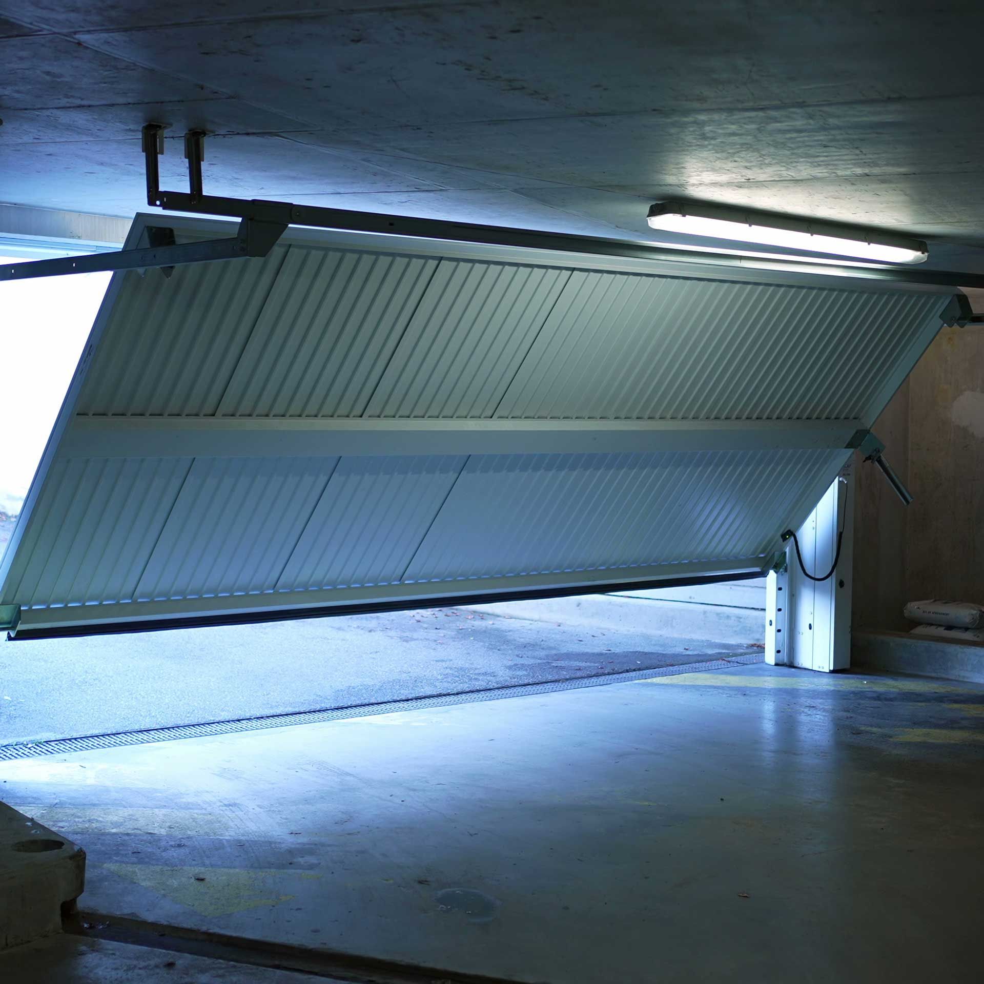 Porte de garage basculante vue de l'intérieur