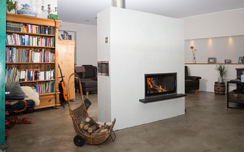 ein Wohnzimmer mit Kamin und Bücherregal.