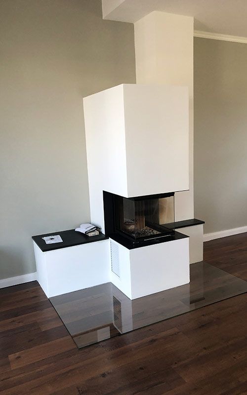 In der Mitte des Raumes befindet sich ein Kamin.