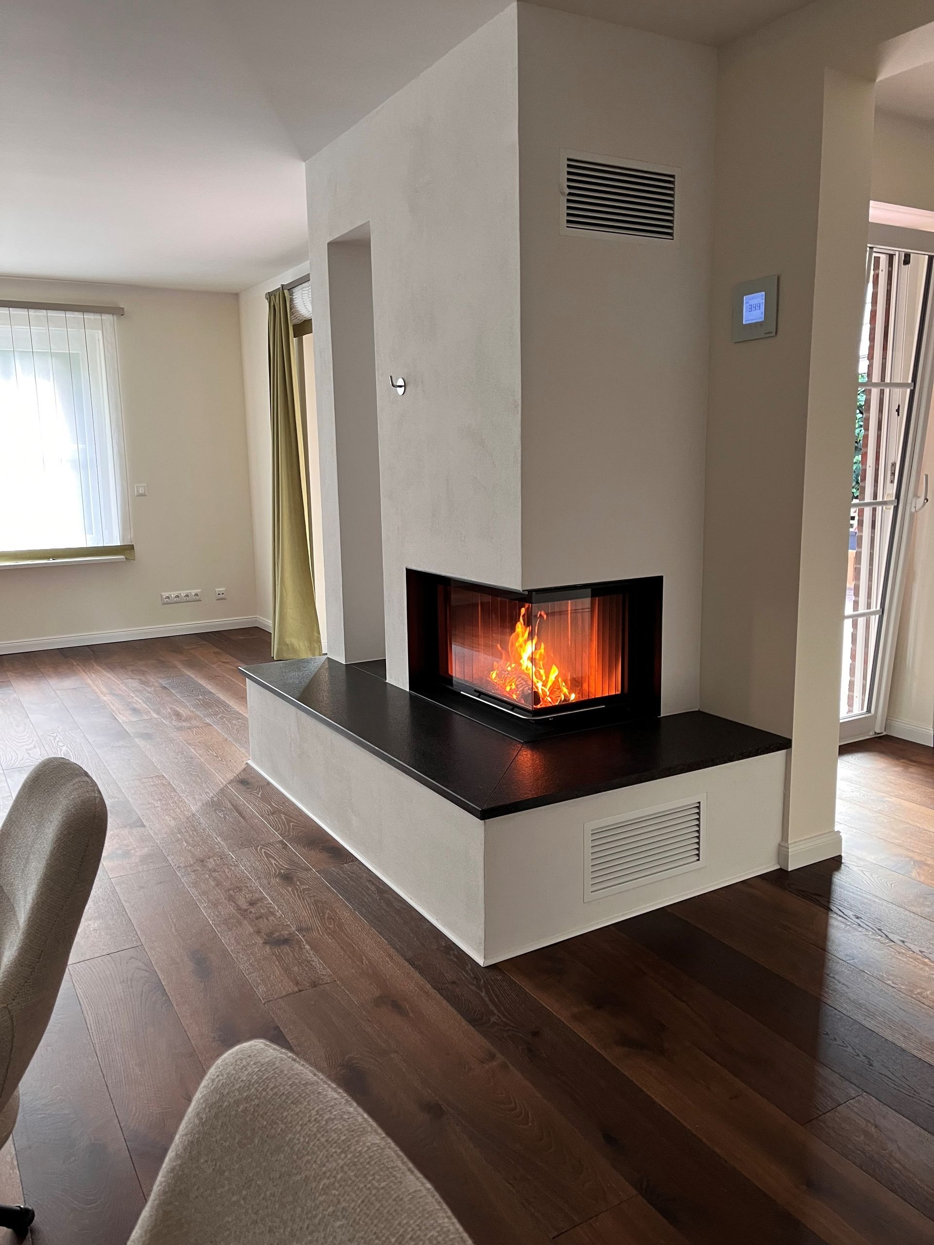 ein Wohnzimmer mit einem Kamin in der Mitte