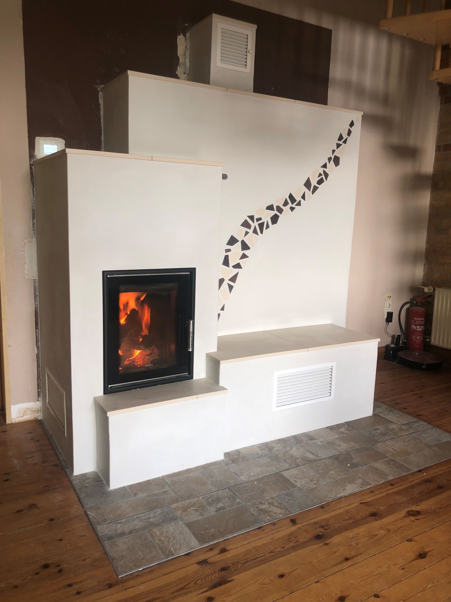 ein Kamin in einem Wohnzimmer mit Holzboden