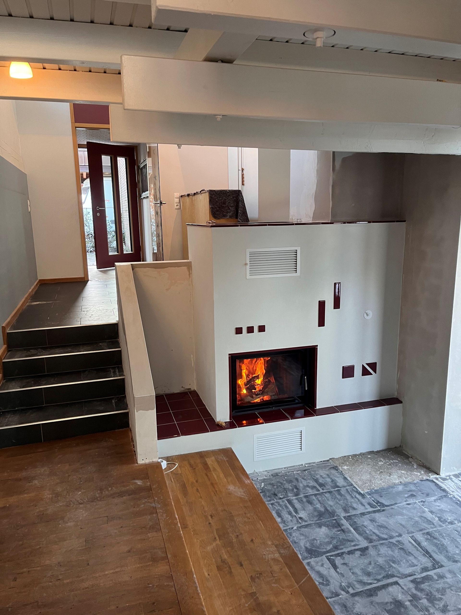 ein Raum mit Kamin und Treppe