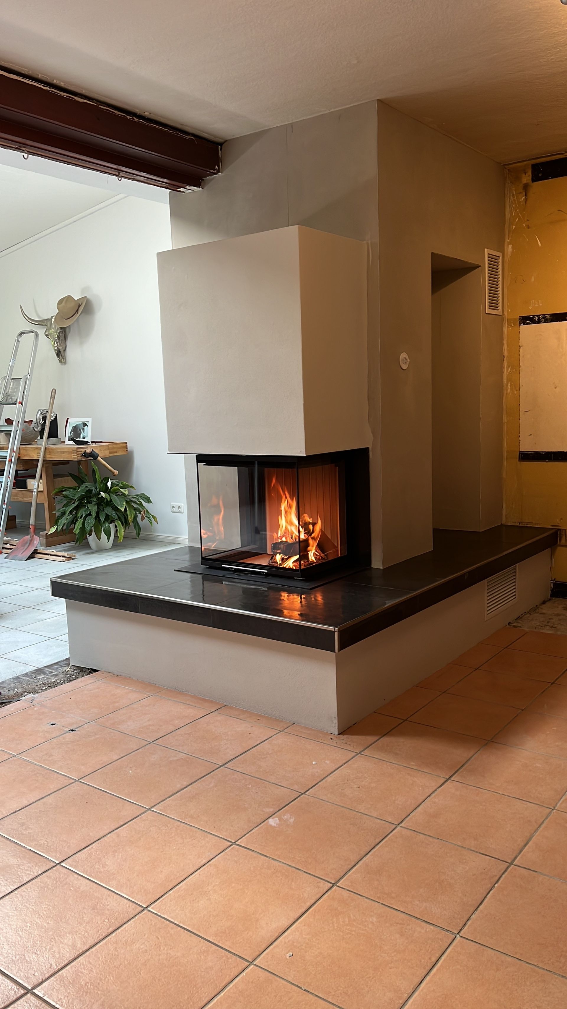 In der Mitte des Raumes befindet sich ein Kamin.