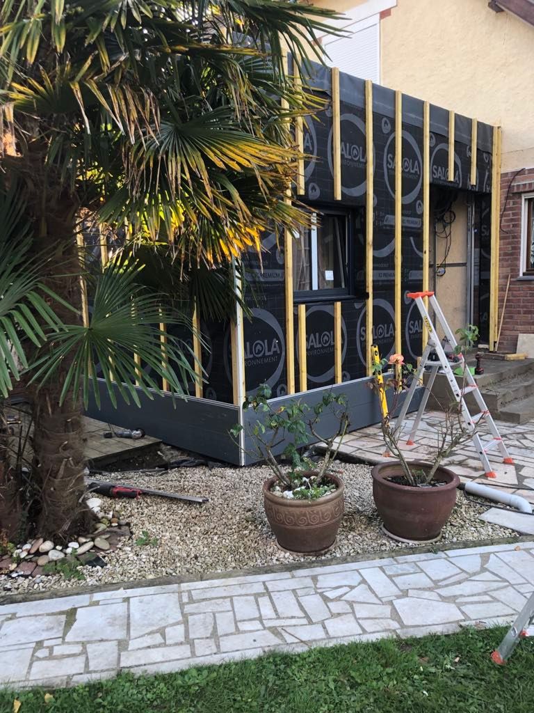 Ossature en bois d'une pièce en construction.