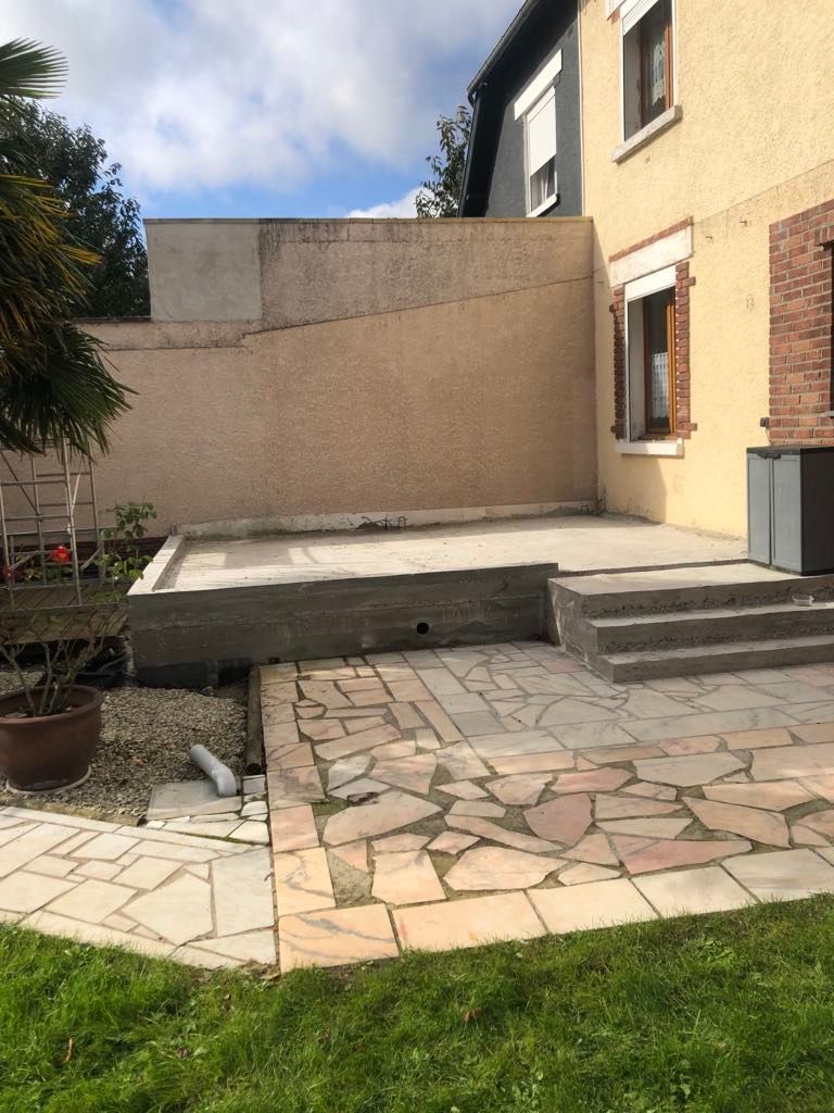 Terrasse en béton avec escalier.