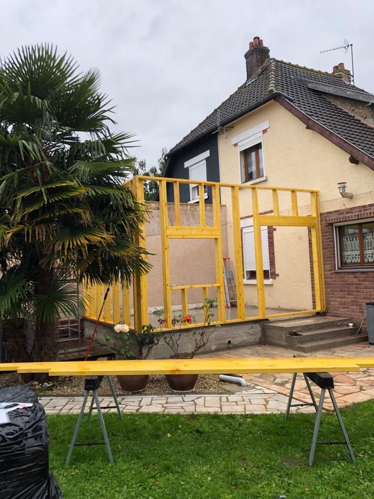 Terrasse en béton avec escalier.