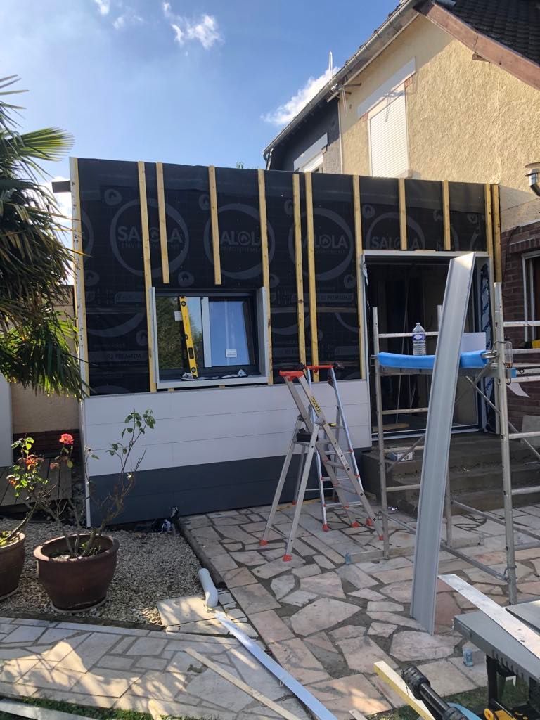 Mur avec isolation avec un escabeau devant.