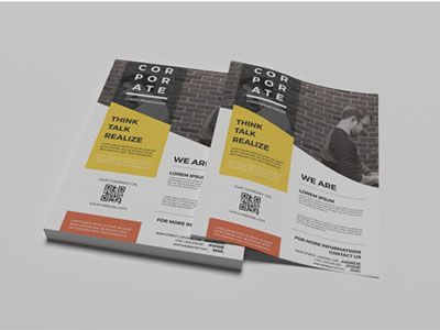 Deux personnes avec un flyer