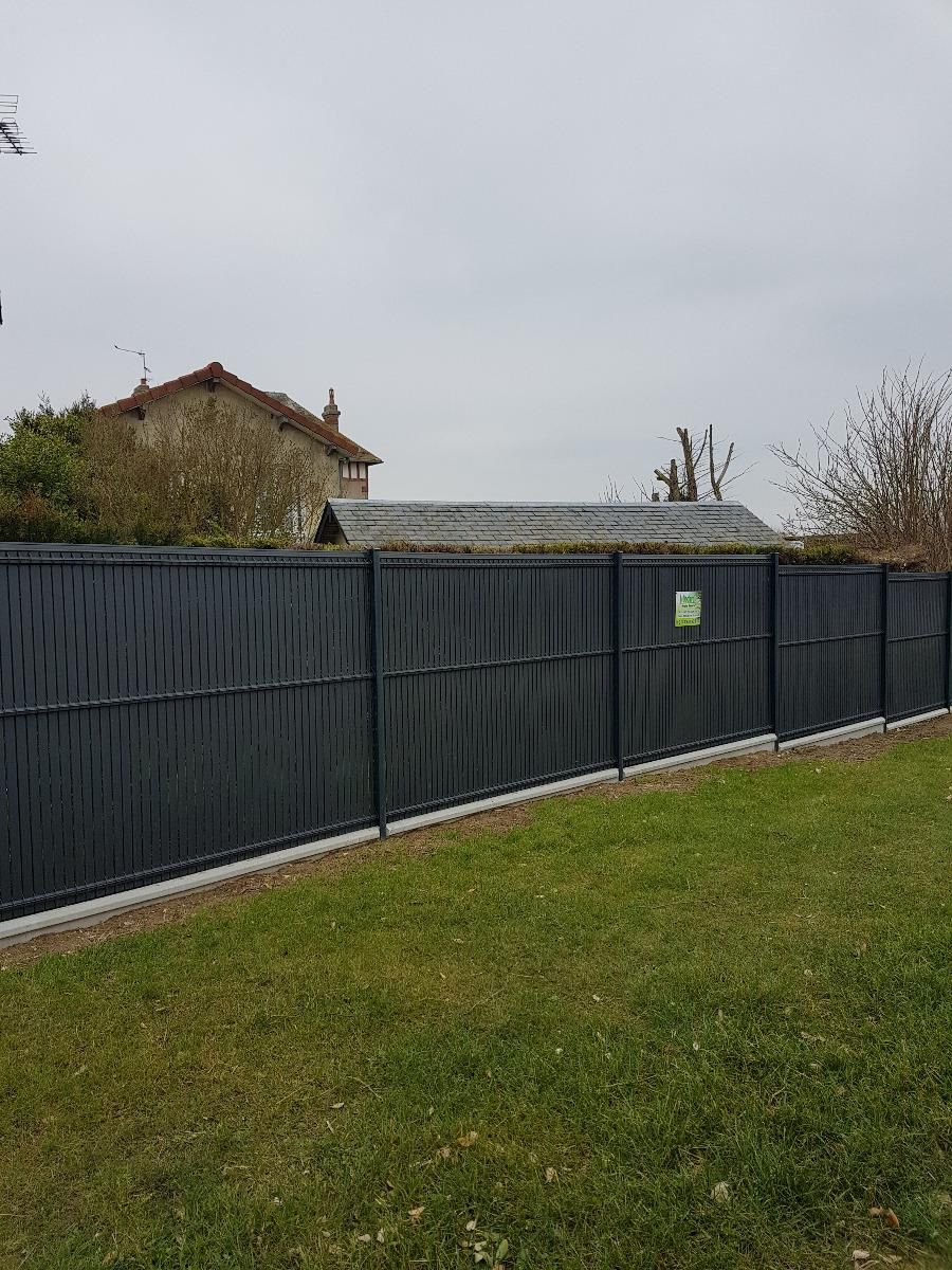 Grande barrière noire avec l'affiche de l'entreprise