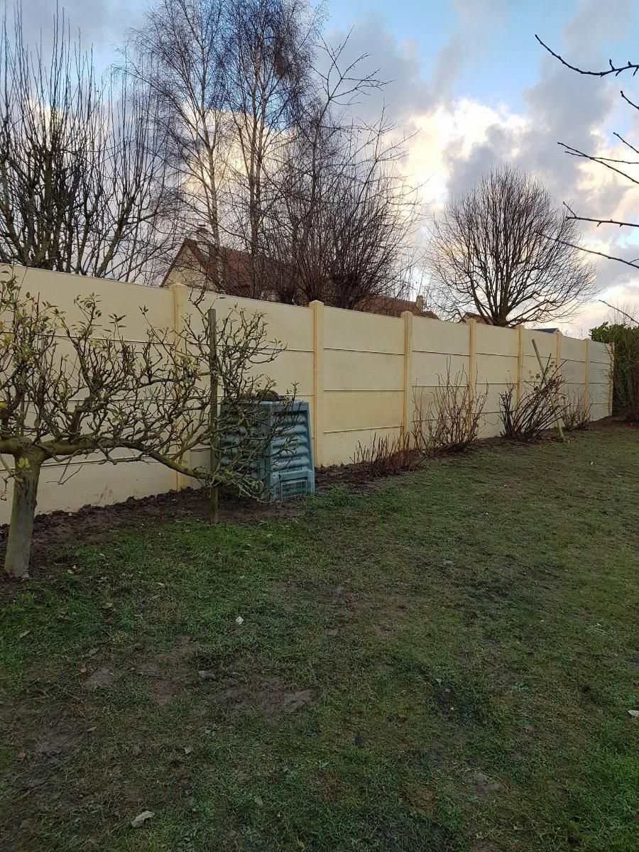 Clôture avec des lames occultantes beiges