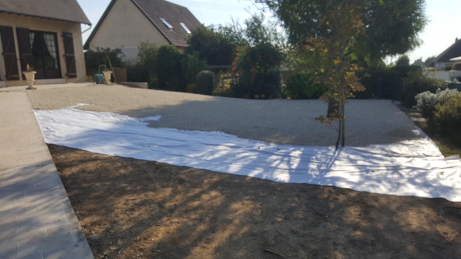 Pose de graviers dans une cour