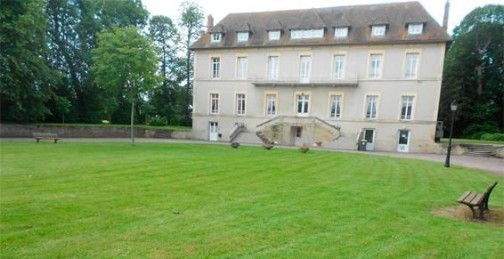 Tonte d'une pelouse devant une grande maison