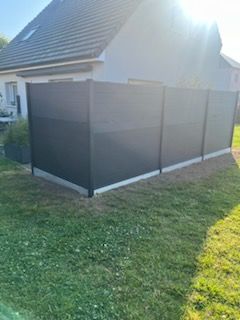 Clôture noire autour d'une terrasse