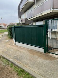 Pose d'une clôture verte