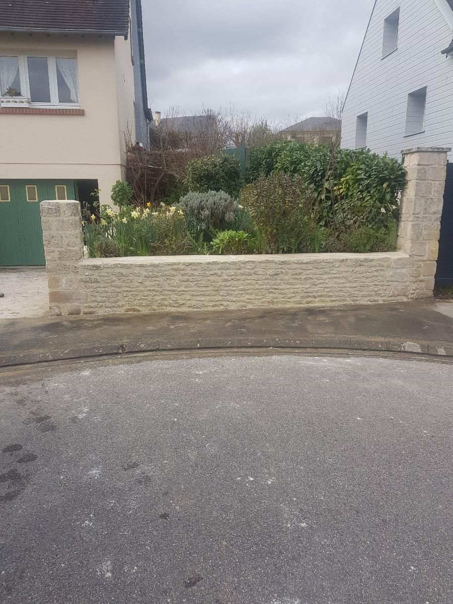 Muret en pierres beiges