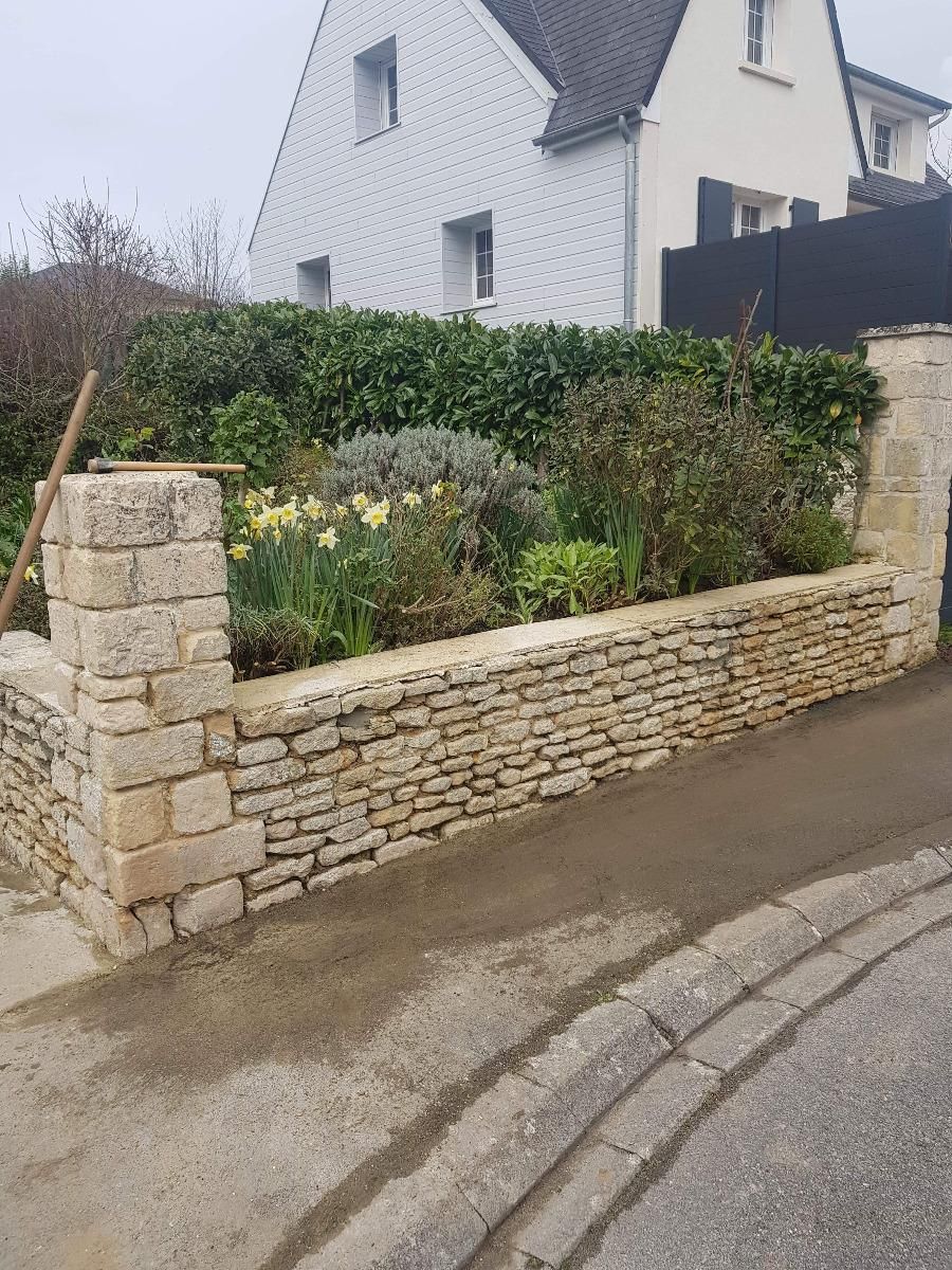 Construction d'un muret en pierres