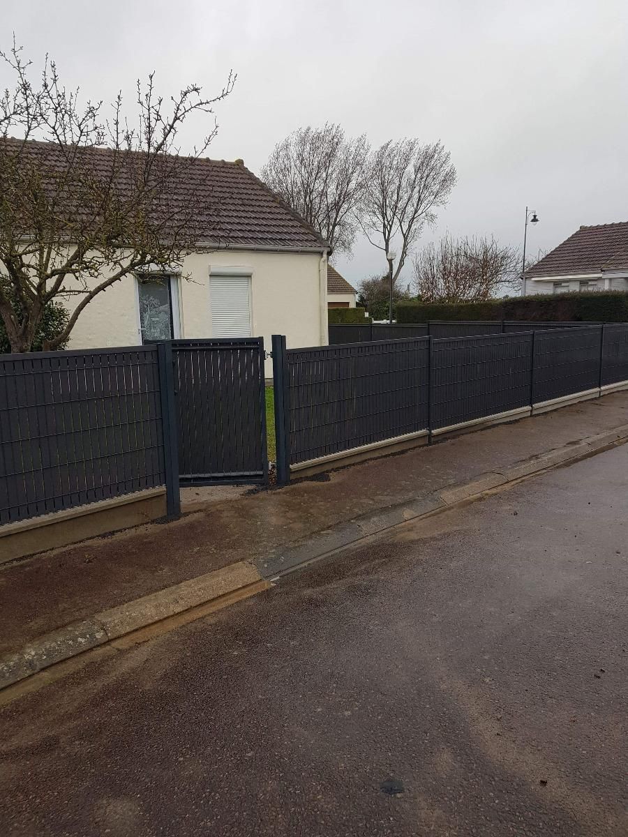 Clôture noire avec un portillon ouvert