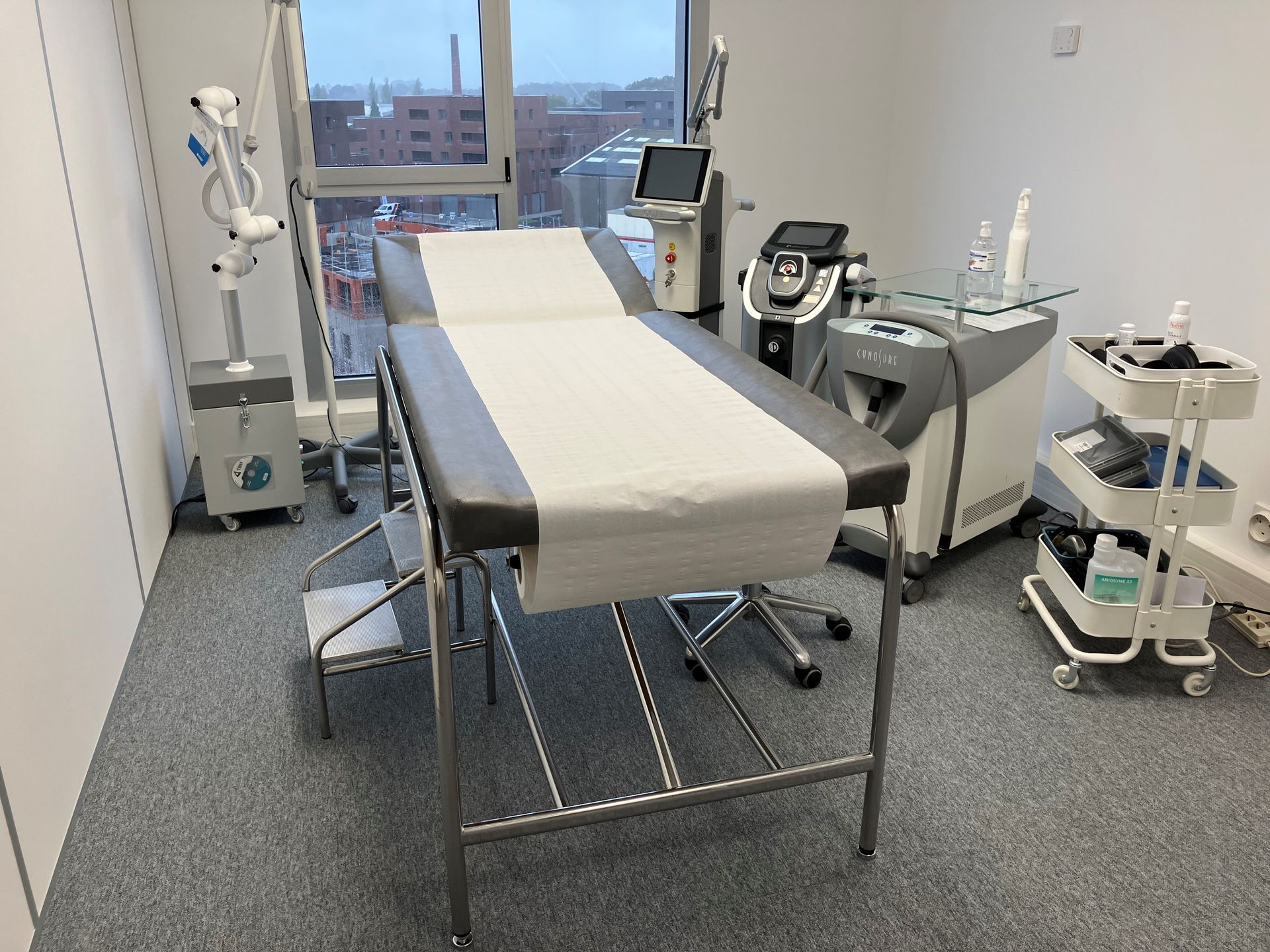 Laser Alexandrite 755 nm CYNOSURE ELITE. Le système de refroidissement par air pulsé continu intégré dans la pièce à main assure un plus grand confort du patient - LDN44 à Nantes.