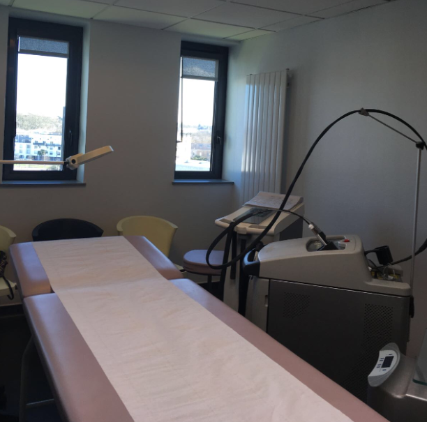 Laser Alexandrite 755 nm CYNOSURE ELITE. Le système de refroidissement par air pulsé continu intégré dans la pièce à main assure un plus grand confort du patient - LDN44 à Nantes.