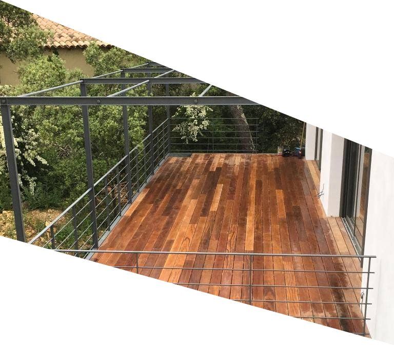 Terrasse extérieure en bois avec rambarde et poutres en métal