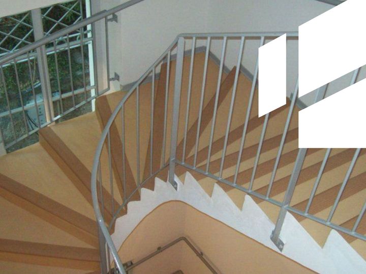 Escalier intérieur en colimaçon avec structure métalique