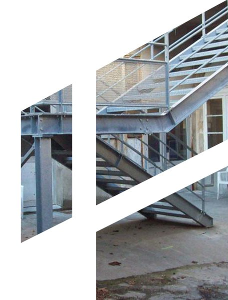 Escalier extérieur en métal gris dans une cour
