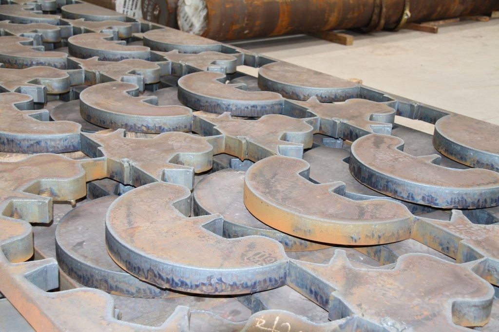 Un montón de trozos de metal yacen en el suelo.