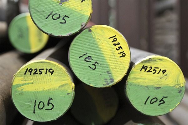 Un montón de cilindros verdes y amarillos con números en ellos.