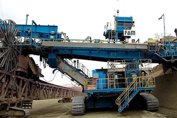 Una gran máquina azul con la palabra fam escrita en ella