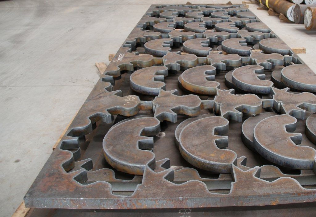 Un trozo grande de metal con un patrón en él.