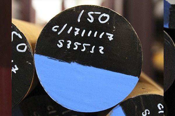 Un primer plano de una pieza de metal que dice ISO.